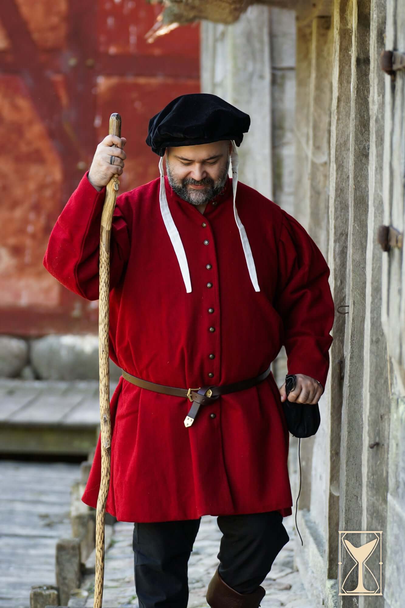 Surcoat Lorenzo worn by a nobleman in historical costume, showcasing a precise shape and multiple buttons.