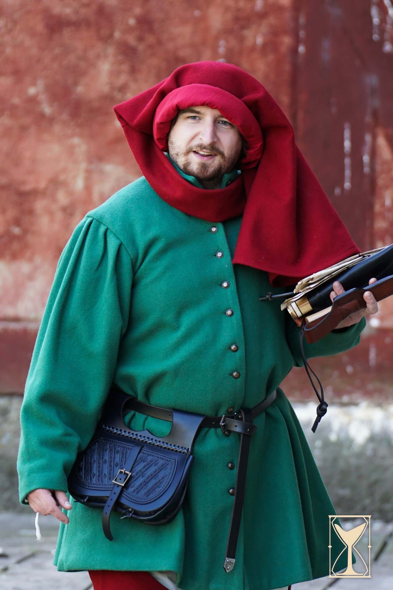 Surcoat Lorenzo worn by a man in a green coat with a red hood, representing 14th-15th century fashion.