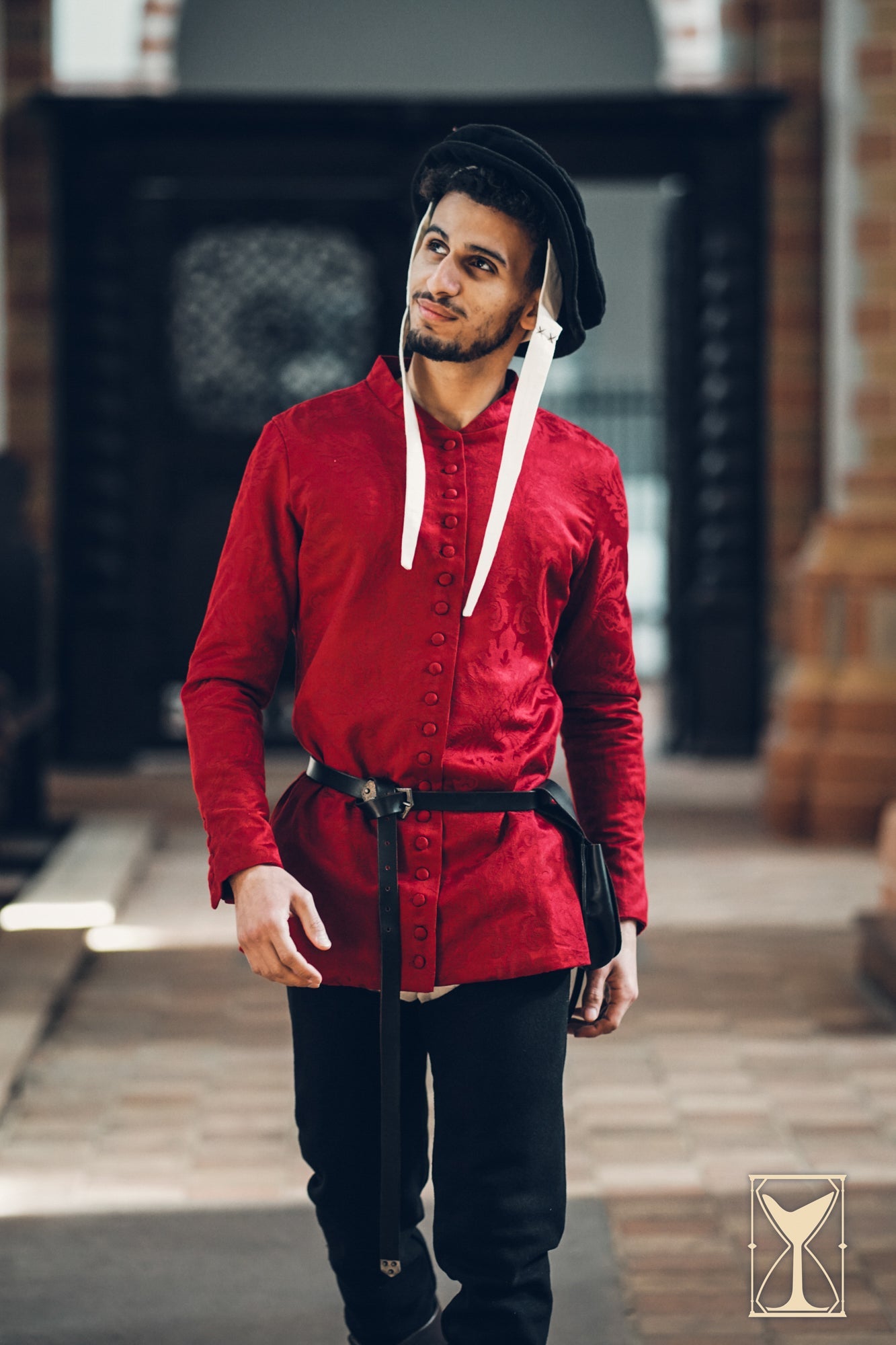 Cotehardie Rodrigo, a red button-up jacket styled for the Late Middle Ages, showcasing a slim fit and rich texture.