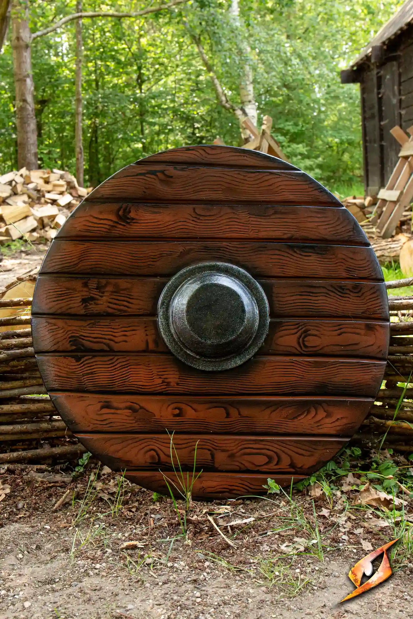 Drang Shield with textured wood design, ideal for LARP battles and coastal raids.