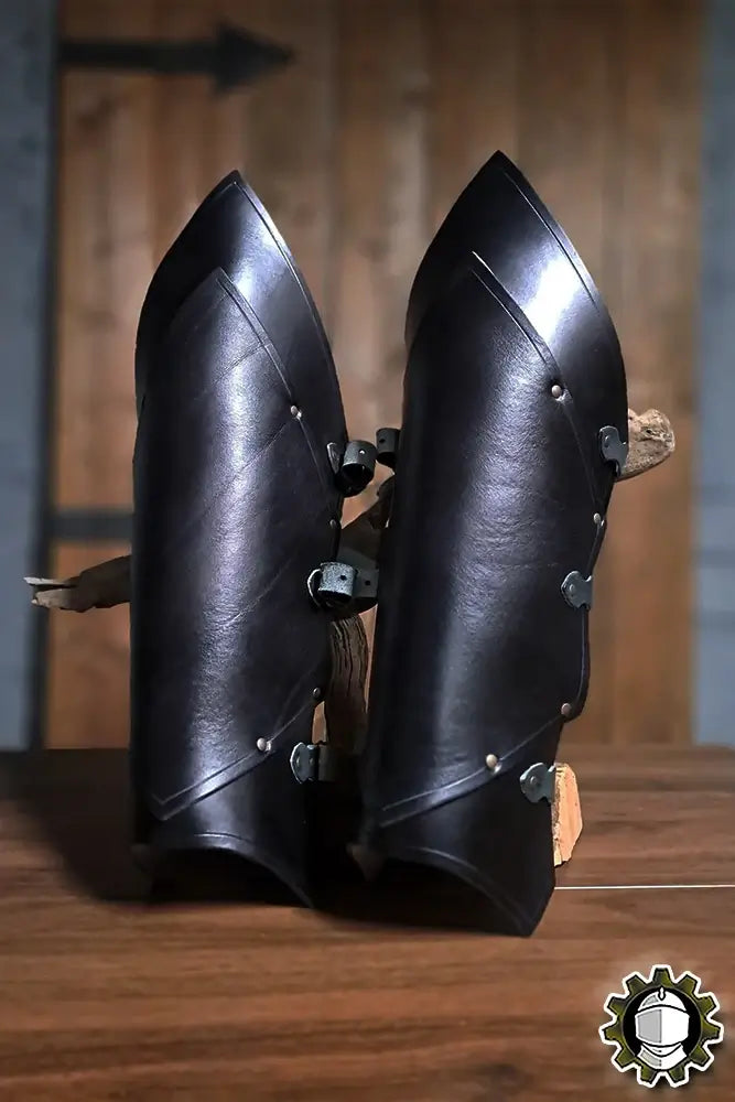 Leg Protection Senua (Fighter) - elegant black leather greaves designed for mobility and combat.