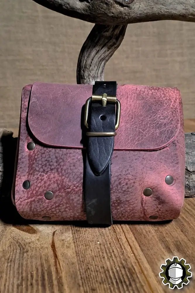 Beltbag Valeron (New Blood) made from rugged Crazy Horse leather with strap-and-buckle closure.