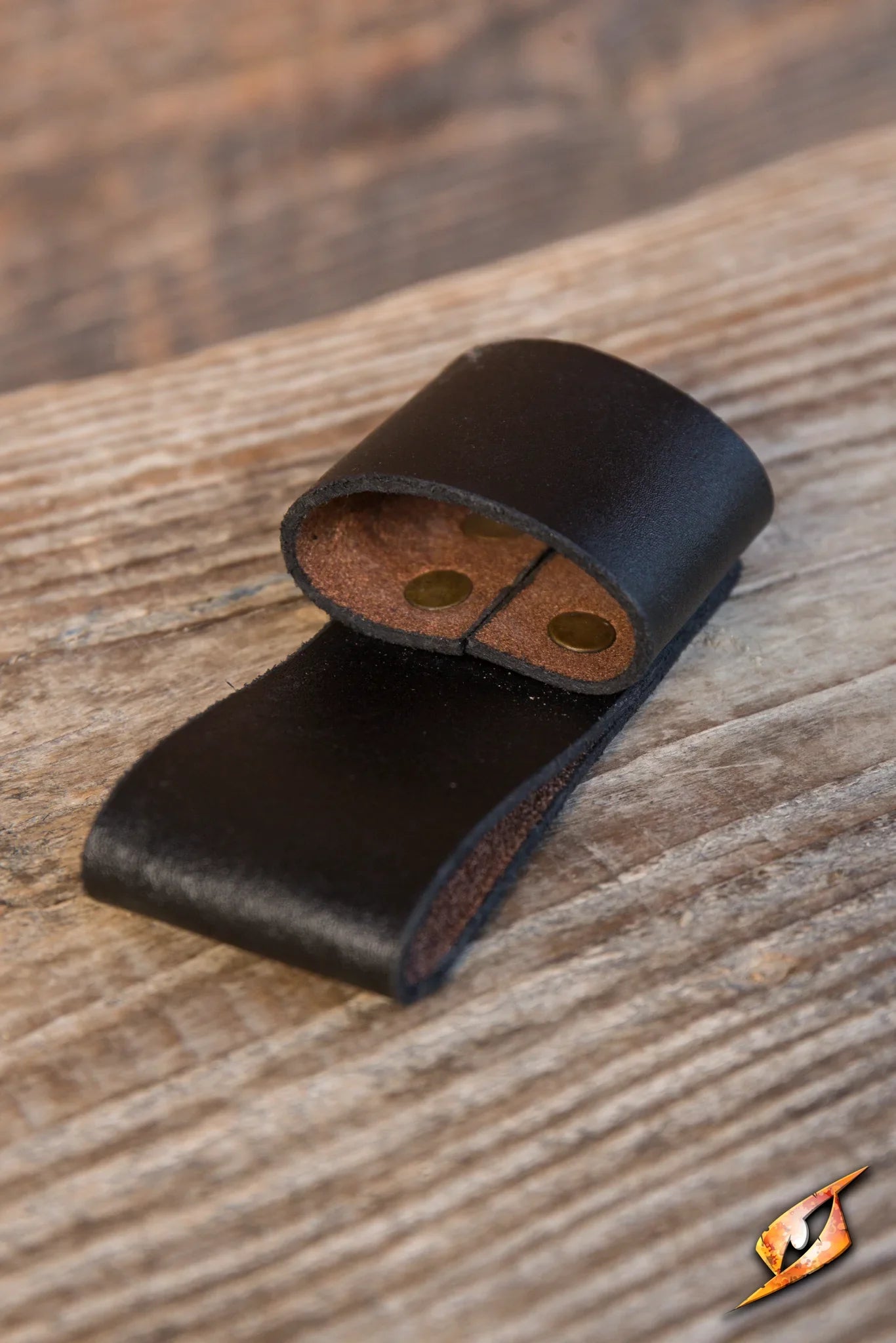 Throwing Knives Holder - 1pc, a sleek leather holder designed for safely storing throwing knives.