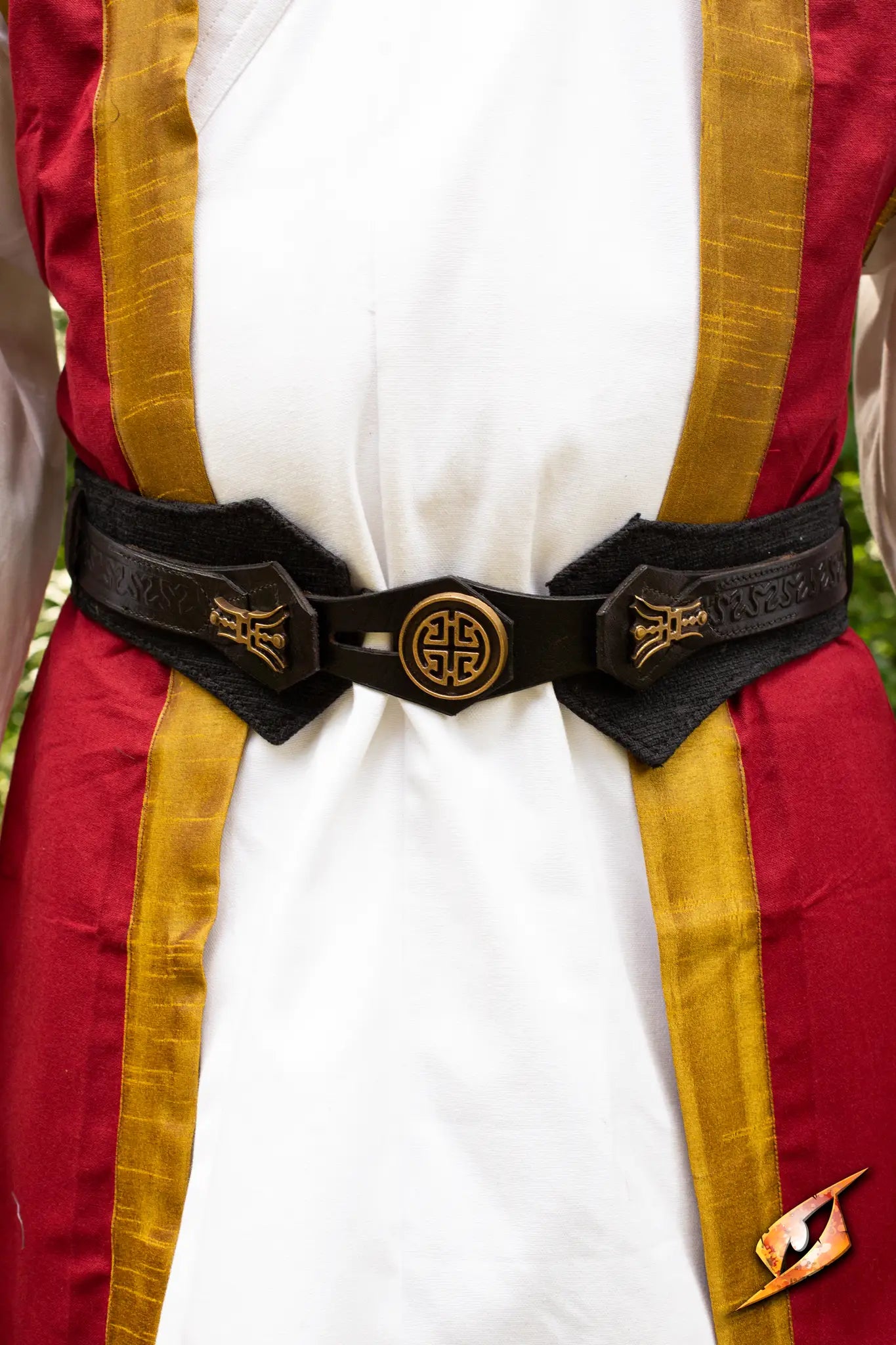 Beruto belt featuring black leather and intricate golden details, perfect for LARP outfits.
