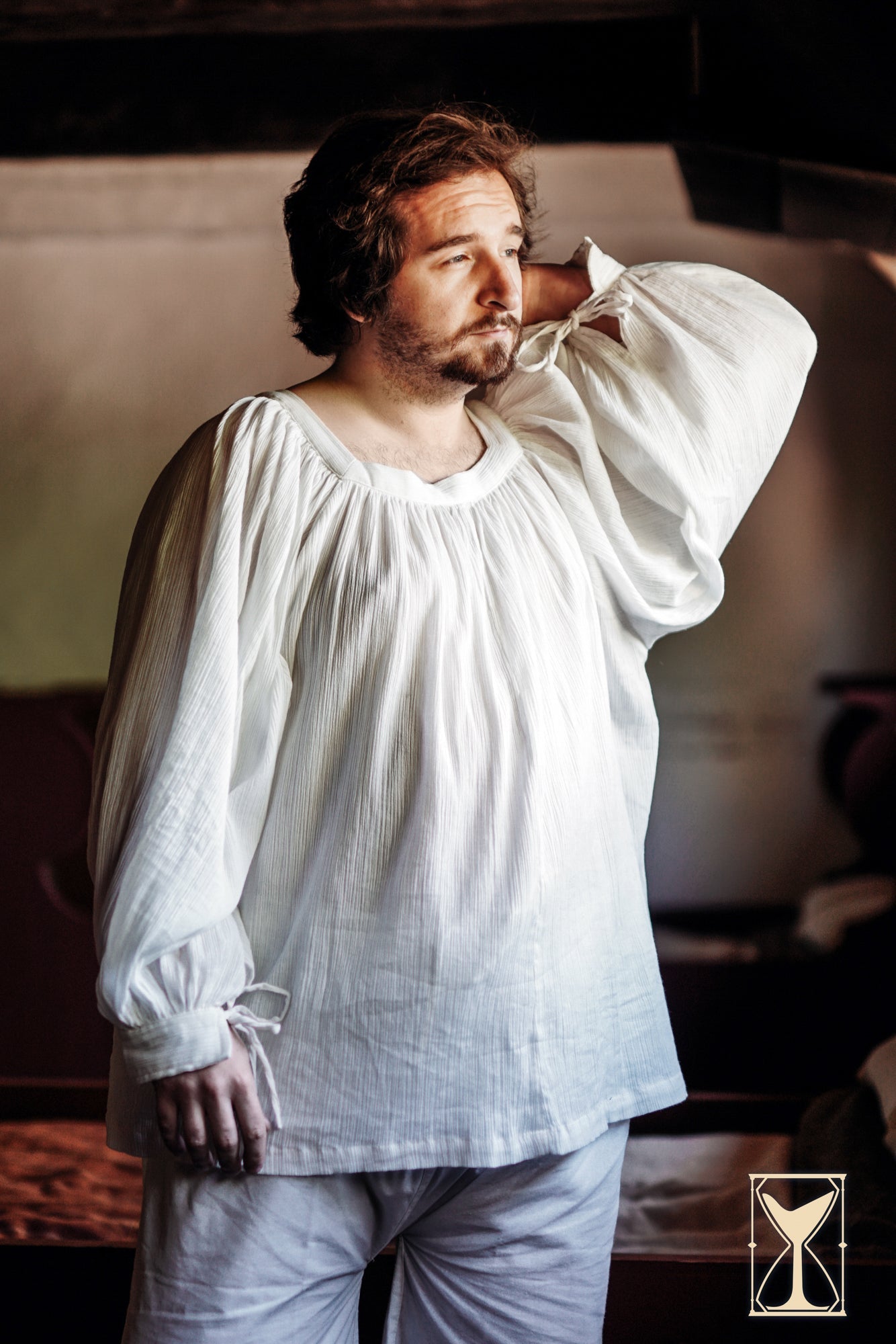 Shirt Duccio worn by a man in a medieval setting, showcasing its classic design and comfortable fit.