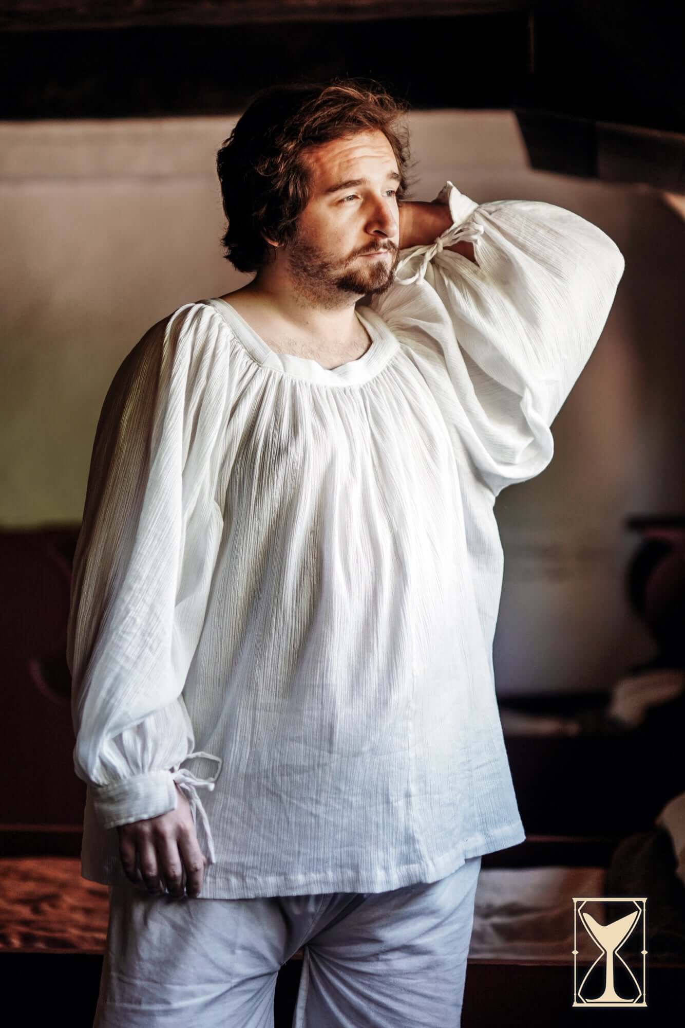 Shirt Duccio worn by a man in a medieval setting, showcasing its classic design and comfortable fit.