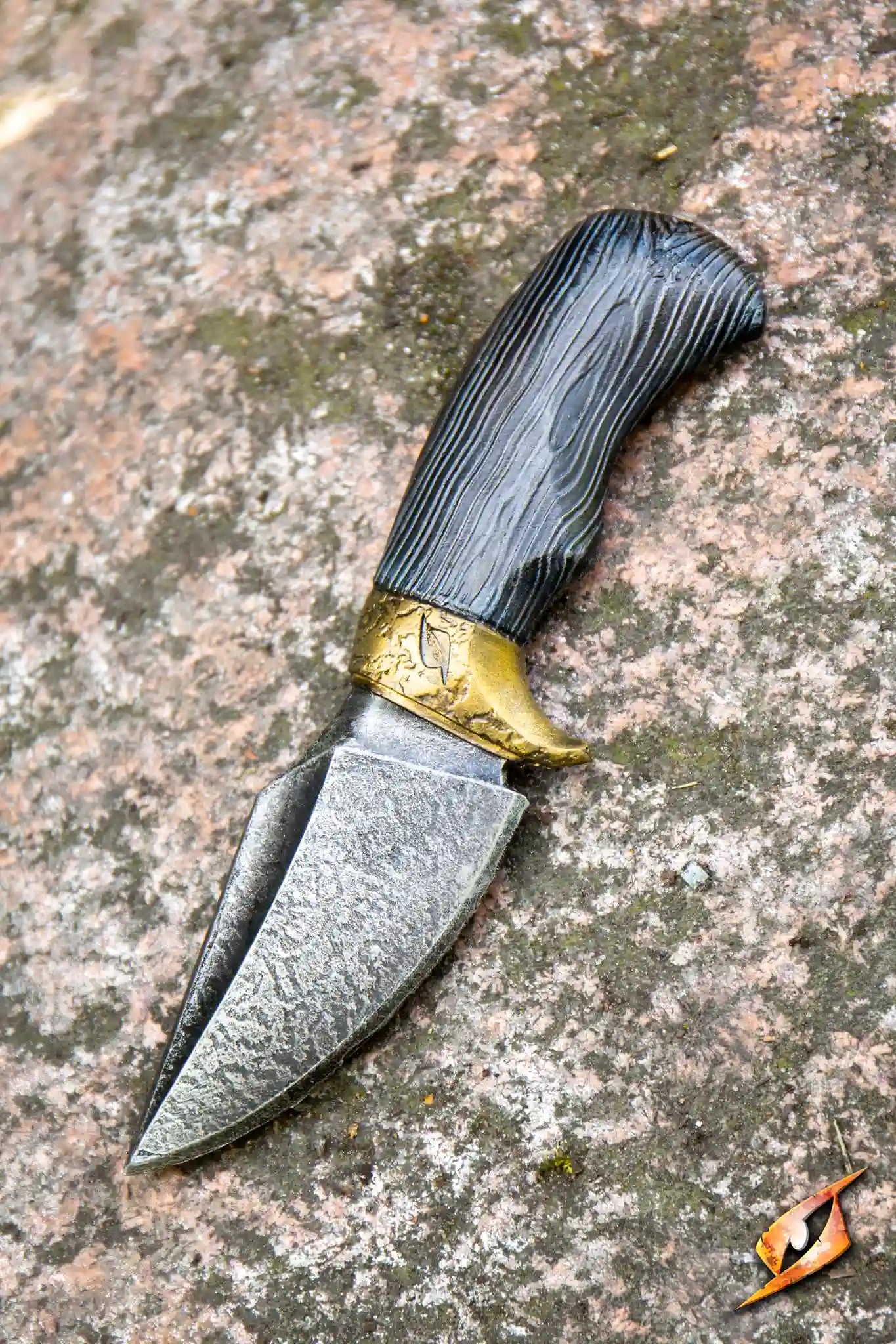 Broad Knife with a textured handle and sharp blade, perfect for rogues and creative soldiers in fantasy settings.