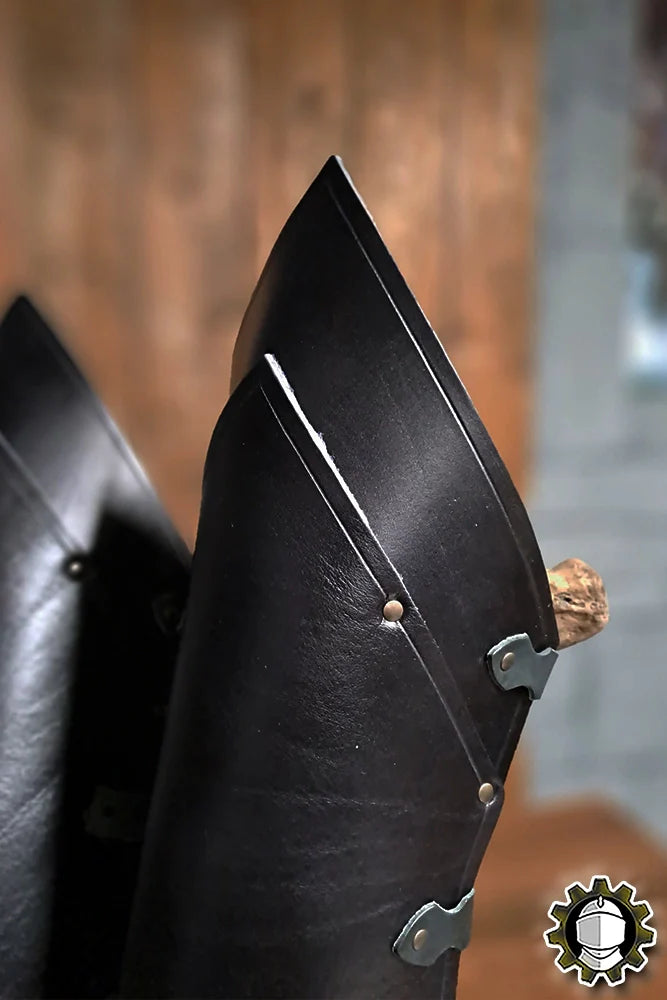 Leg Protection Senua (Fighter) detailed view showcasing elegant design and sturdy fastenings.