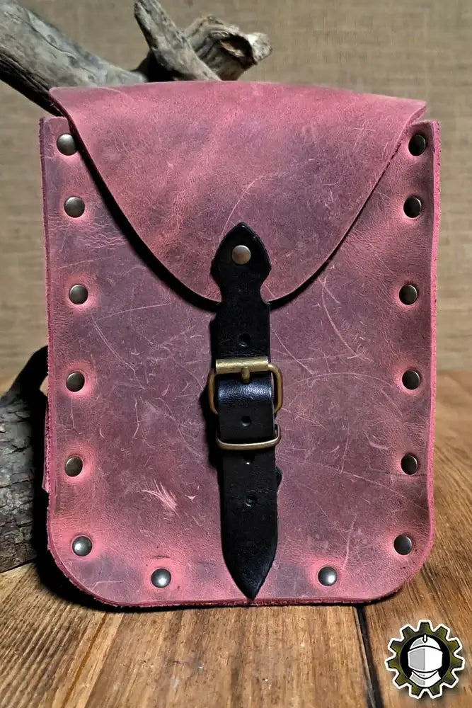 Beltbag Jerome (New Blood) in rugged Crazy Horse leather with buckle closure.