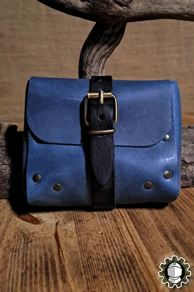 Beltbag Valeron (New Blood) made from rugged Crazy Horse leather with a classic strap-and-buckle closure.