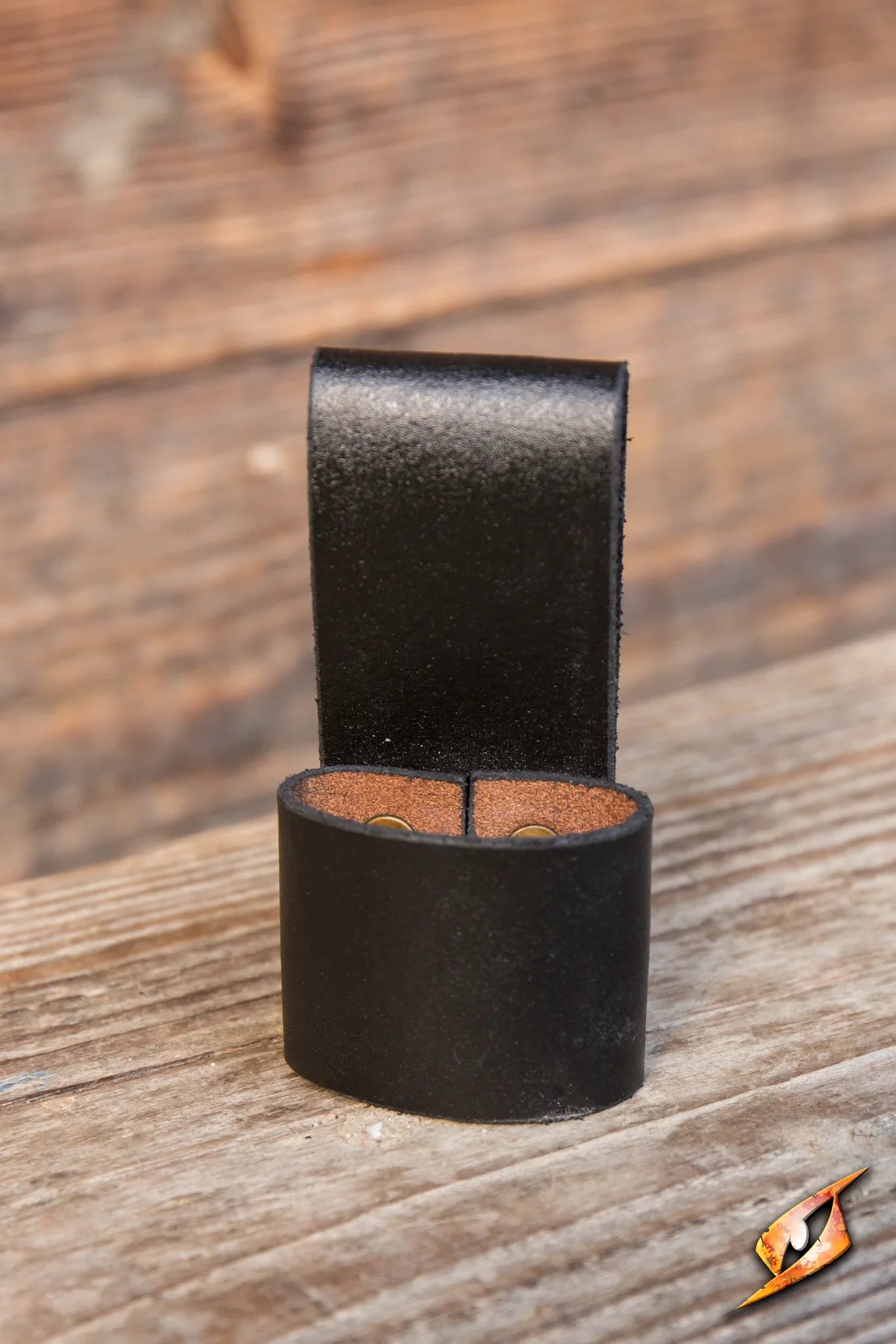 Throwing Knives Holder - 1pc. Black leather case for securely holding throwing knives.